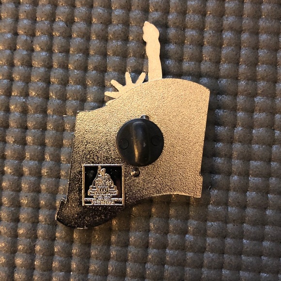 Vintage Y2K Statue of Liberty Holographic Enamel Pin - Picture 3 of 5